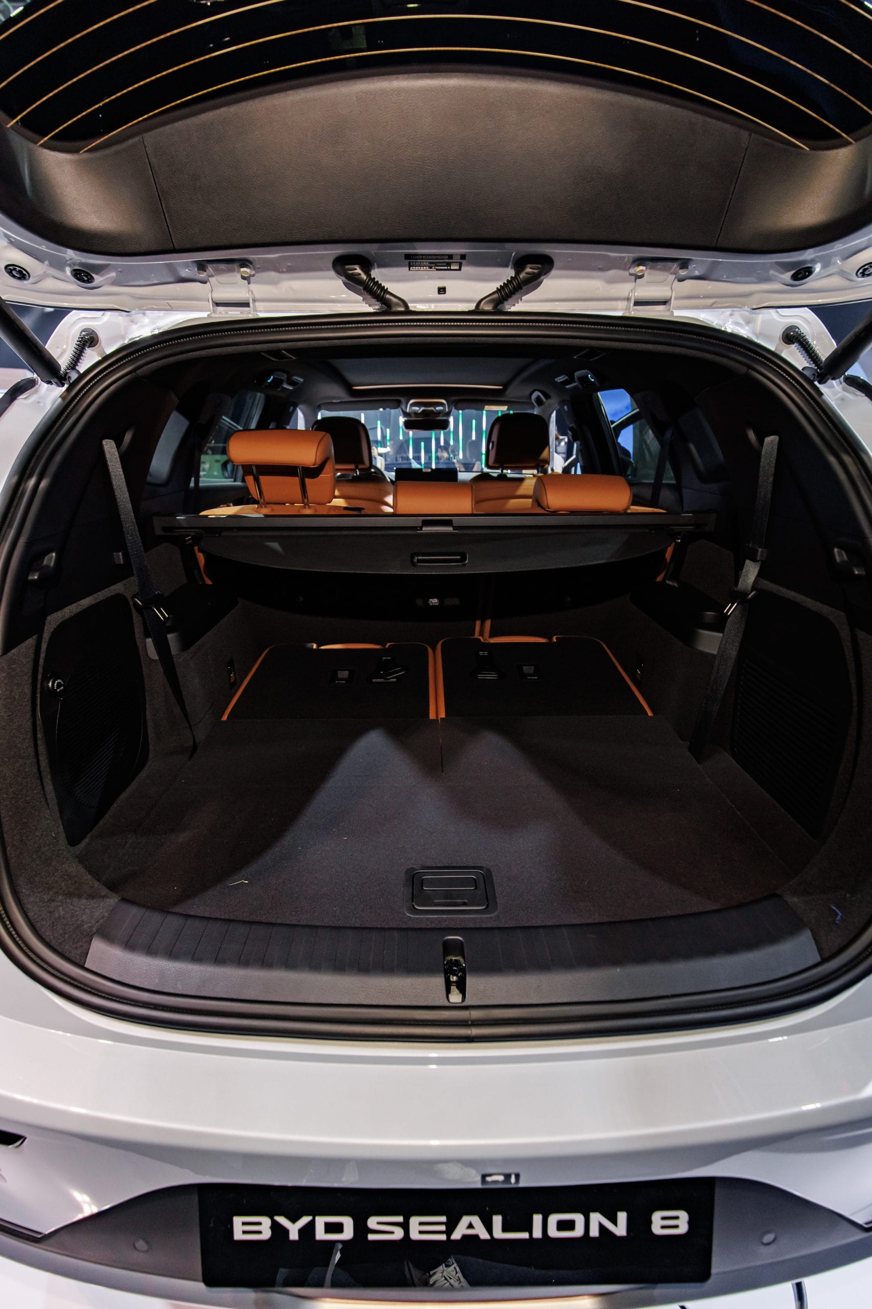 BYD SEALION 8