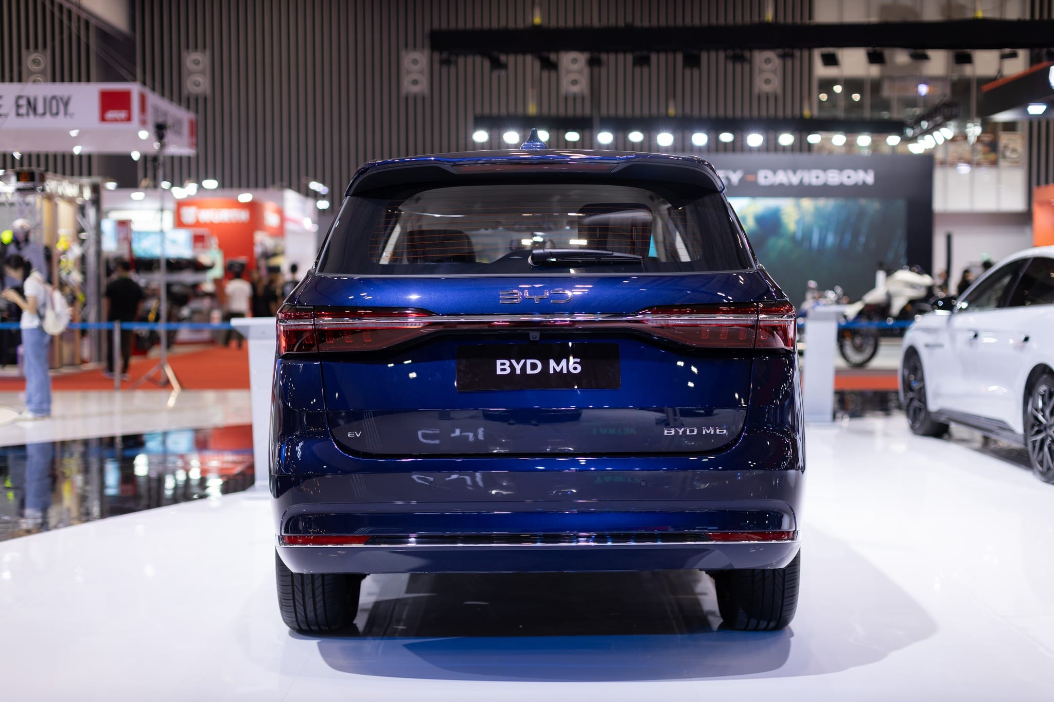 BYD M6